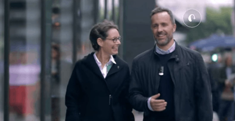 Man using the ReSound Phone Clip+ having a phone conversation in the street and streaming sound directly to his heraing aids.