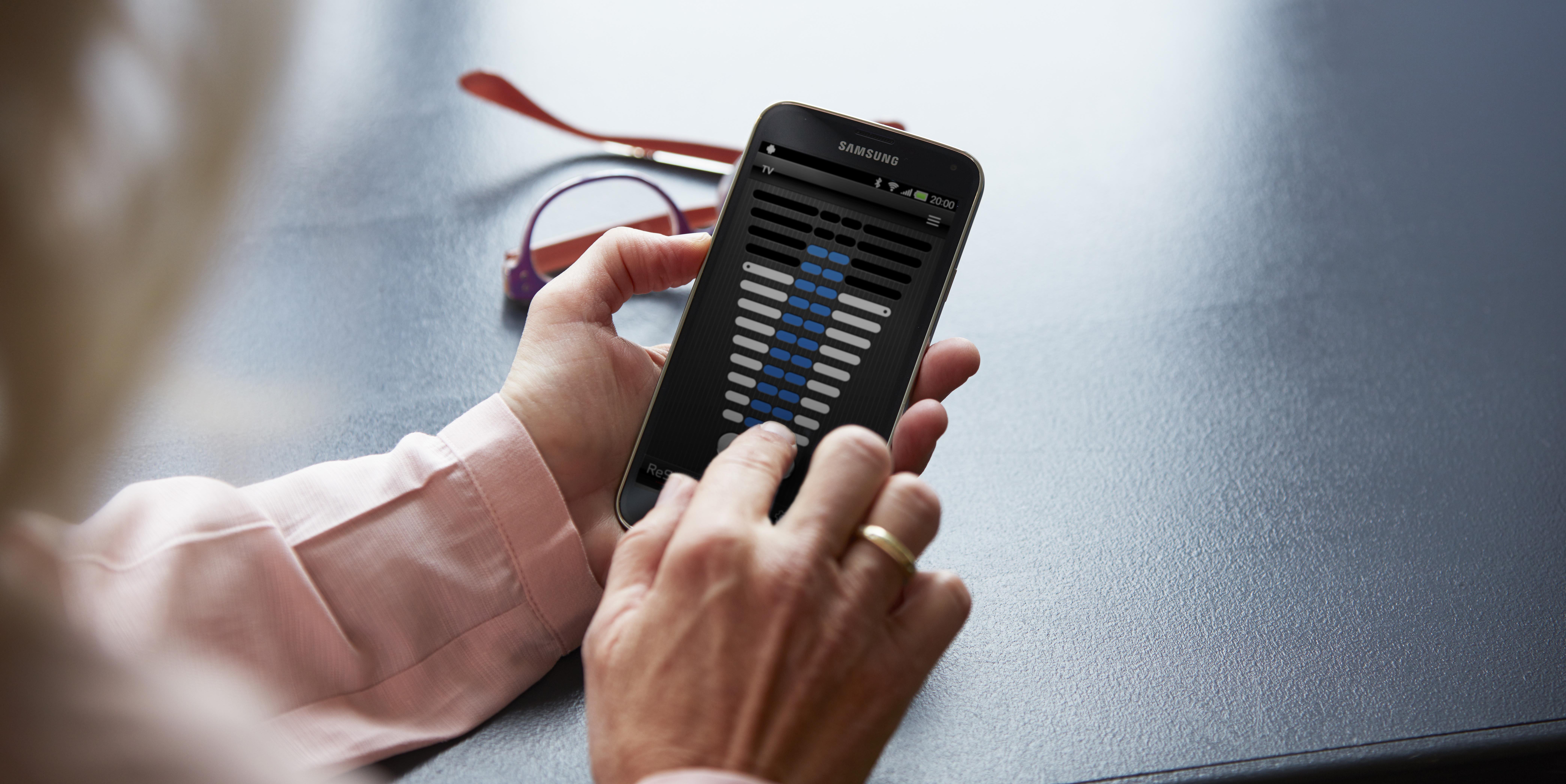 Hearing aid user using the ReSound Control app. 