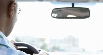 Man driving and using the ReSound Remote Control2.