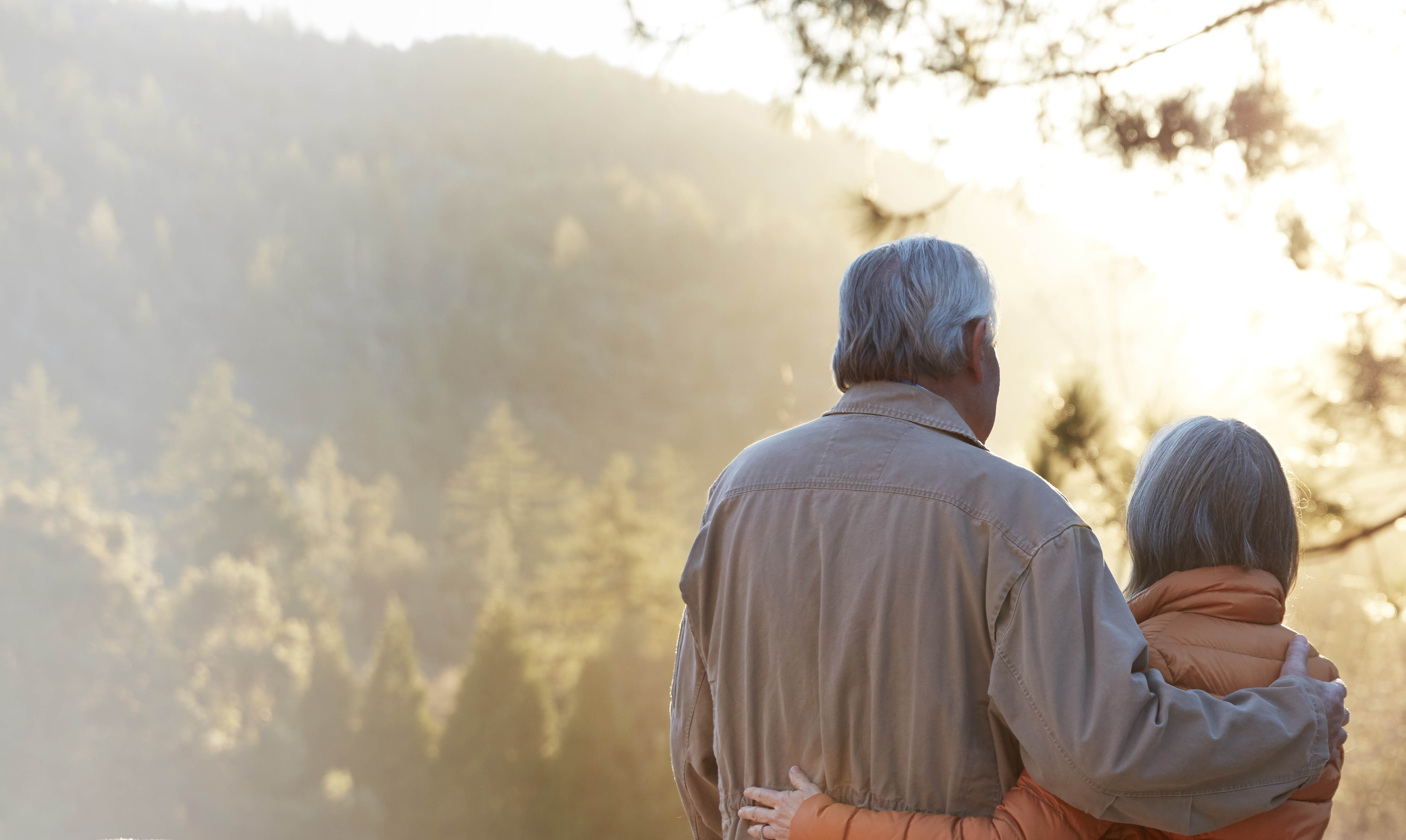 Pareja abrazándose unos a otros.