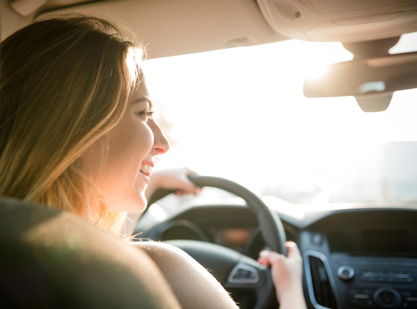 ReSound-audionomi on vuorovaikutuksessa potilaan kanssa vastaanotollaan.