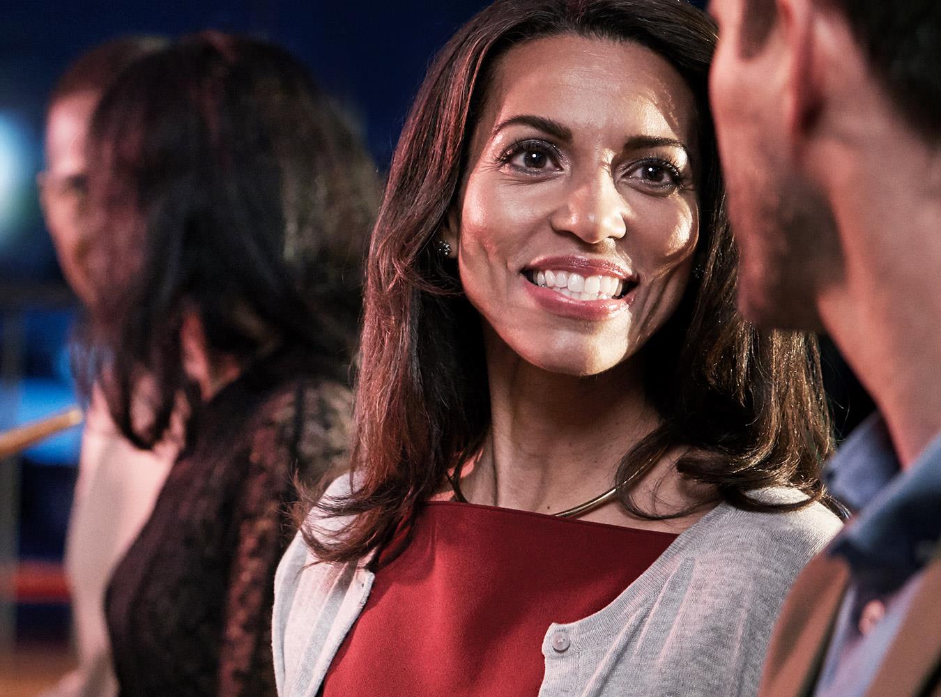 Lady talking enjoying converstaion with background noise cancellation function of ReSound LiNX Quattro